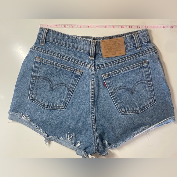 Vintage Levi’s cut-off shorts, size 25/26, medium wash - Picture 2 of 4